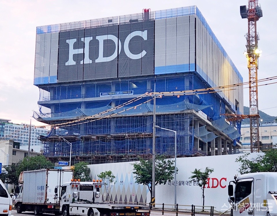 HDC가 경기 성남시 상대원동에서 산업단지재생 복합지식산업센터를 짓고 있다. [영상/사진=정수남 기자]