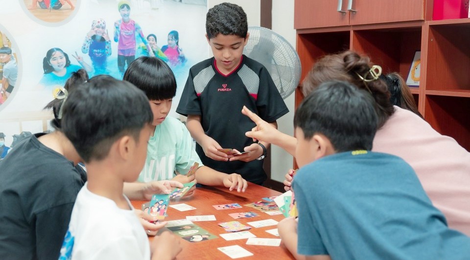 충남 홍성 한사랑지역아동센터의 아동이 문화 다양성 체험 게임을 체험하고 있다. [사진=CJ나눔재단]