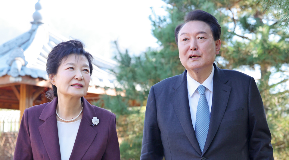 윤석열 대통령이 대구 달성군에 있는 박근혜 전 대통령의 집을 방문했다. 두 사람이 산책하며 이야기를 나누고 있다. [사진=대통령실]