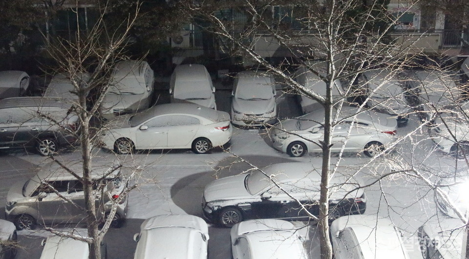 성탄 전날인 24일 새벽 서울과 수도권에 눈이 내리고 있다. 수도권 한 도시에 자리한 아파트 주차장. [사진=스페셜경제]