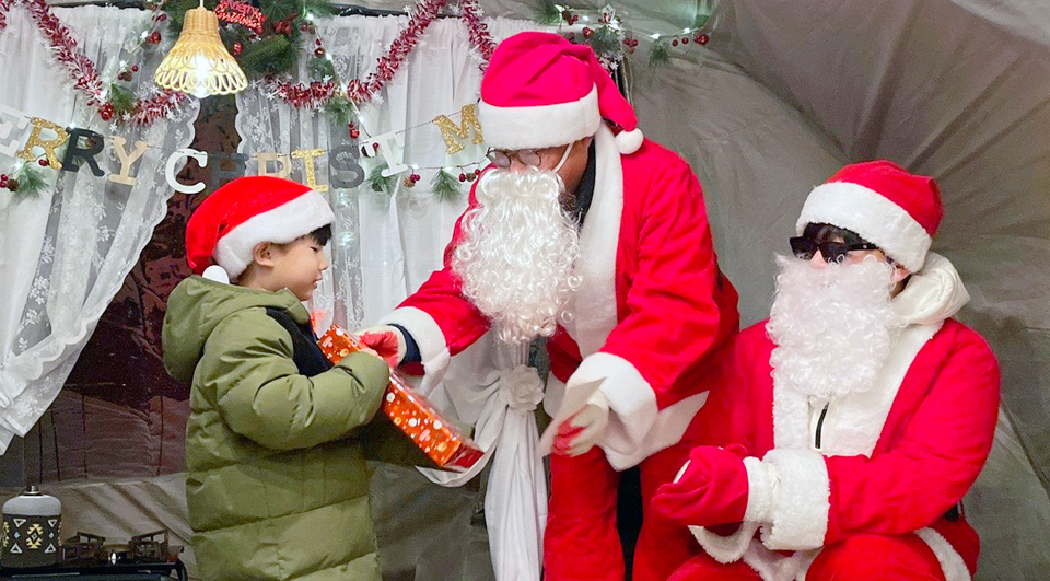 KGM의 산타클로스가 행사 참석 고객의 자녀에게 성탄 선물을 배달하고 있다. [사진=KGM]