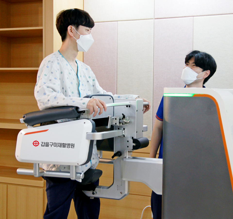 지역민이 갑을구미재활병원 보행재활로봇시스템 모닝워크를 통해 재활치료를 받고 있다. [사진=KBI그룹]