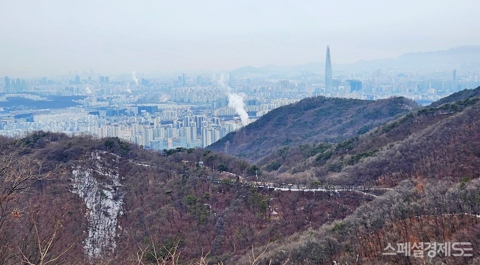 남한산성 성남시 구간에서 바라본 성남 구도심과 송파구 일대. [사진=스페셜경제]