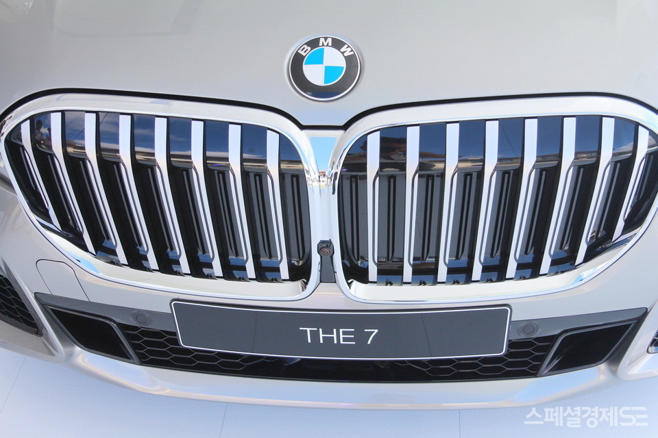 BMW가 6세대 7시리즈를 2010년대 말 출시했다. 당시부터 키드니그릴(라디에이터그릴)이 대형화했다. [사진=정수남 기자]