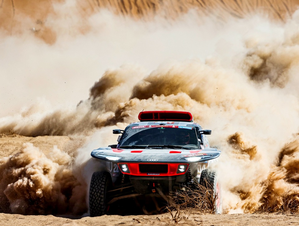 아우디 전기차 RS Q e-트론이 다카르랠리 사막 구간을 질주하고 있다. [사진=아우디]