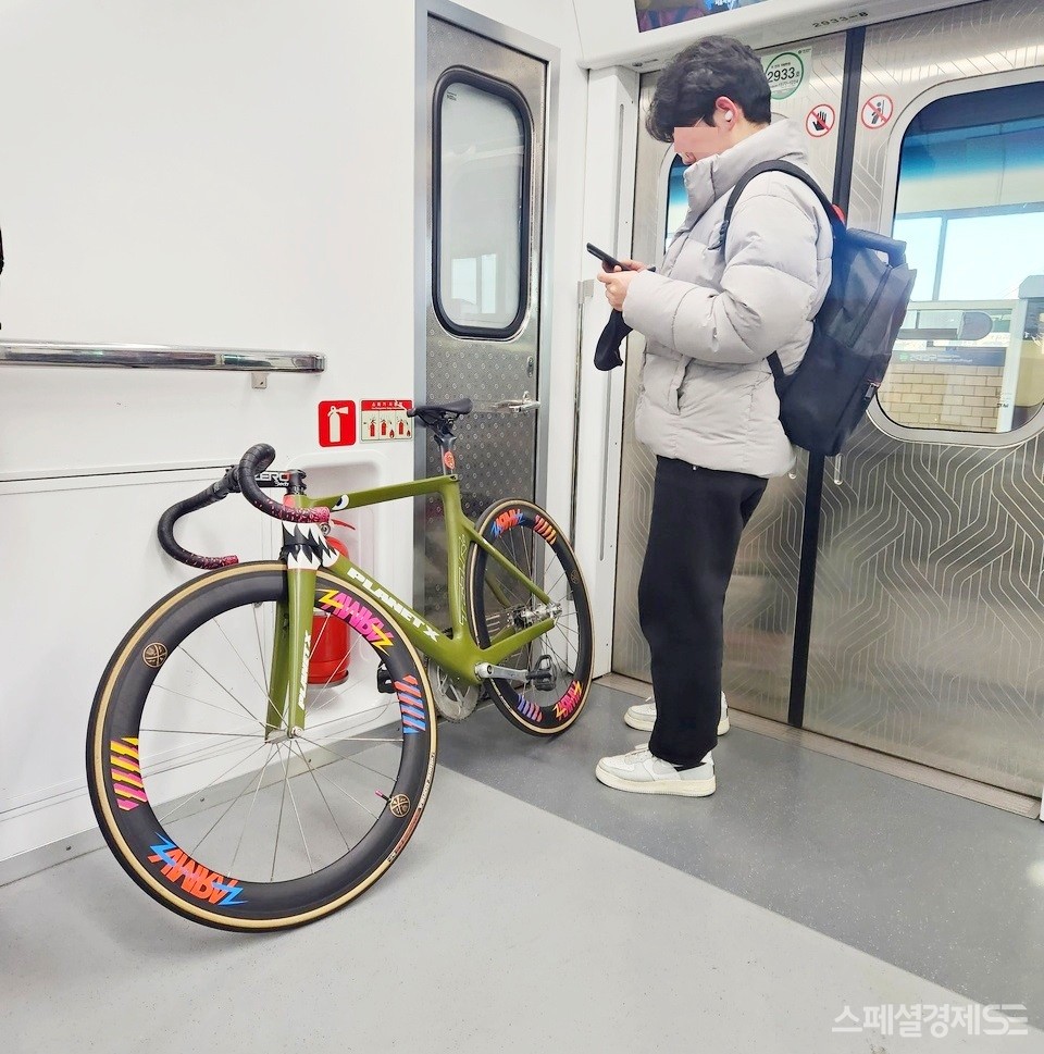 20대 청년이 일반 자전거를 휴대하고 평일 서울지하철 2호선을 탔다. 서울교통공사 직원이 직무를 태만해서다. 지하철 2호선은 접이식 외에는 평일 자전거 휴대 승차가 불가능하다. 주말과 공휴일 등에는 휴대 승차할 수 있다. [사진=정수남 기자]