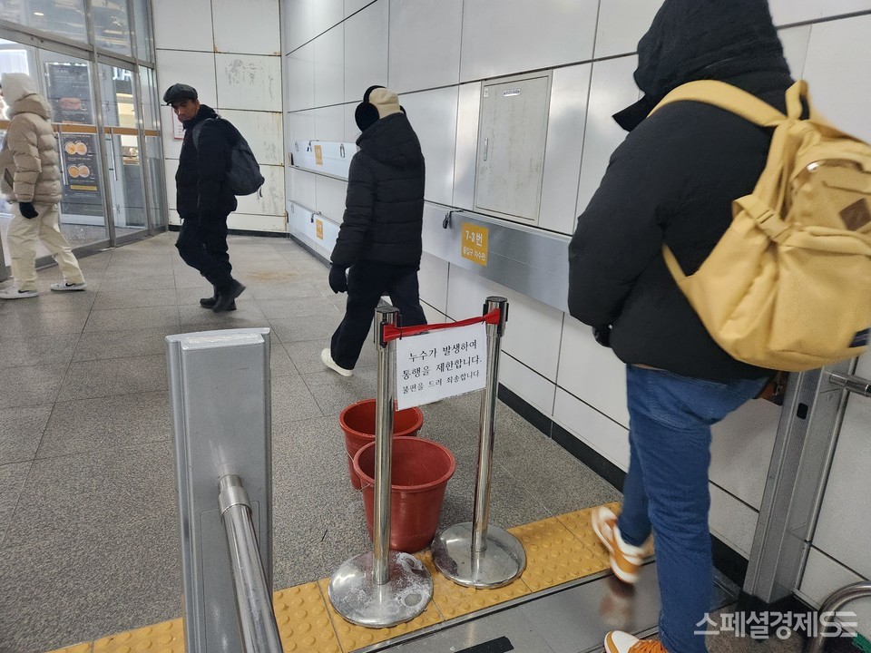 서울지하철 9호선 봉은사역 7번 출구로 나가는 에스컬레이터다. 누수로 통행로를 막았다. 지난해에는 바로 옆에서 누수가 발생해 수선했다. [사진=정수남 기자]