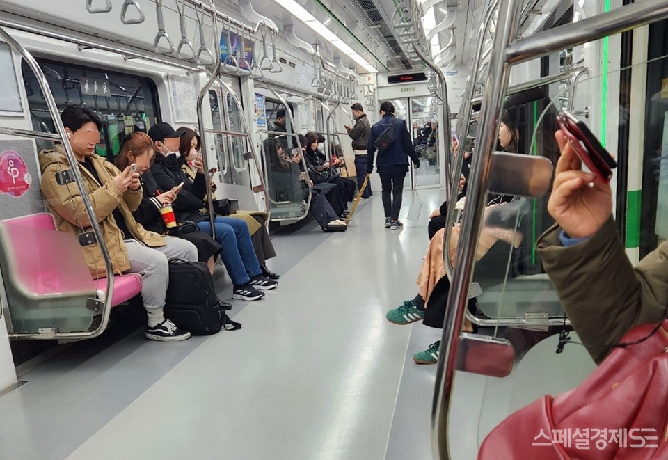 2호선 객차 안에 있는 먼지를 미화원이 제거하고 있지만, 설렁설렁이다. [사진= 정수남 기자]다. [사진= 정수남 기자]