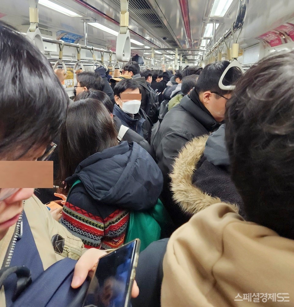 5시 30분에 모란역을 출발한 8호선 암사행 첫차가 수진역, 신흥역, 단대오거리역, 남한산성입구역, 산성역, 남위례역, 복정역을 거쳐 장지역에서 멈췄다. 6-4번 출입문이 닫히지 않아서다. 이 열차 운행 15분 만이다. 서울교통공사가 모란 차량기지에서 밤새 차량 점검을 하지 않았다는 뜻이다. 열차는 고장 조치 후 12분 늦게 출발했다. 게다가 기관사는 고장 5분이 지날 때까지 안내 방송을 하지 않았다. [사진=정수남 기자]