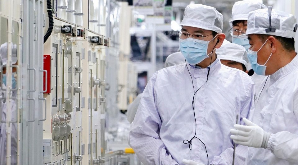 이재용(왼쪽 첫번째) 삼성전자 회장이 말레이시아 스름반 SDI 생산법인 1공장을 살피고 있다. [사진=삼성전자]