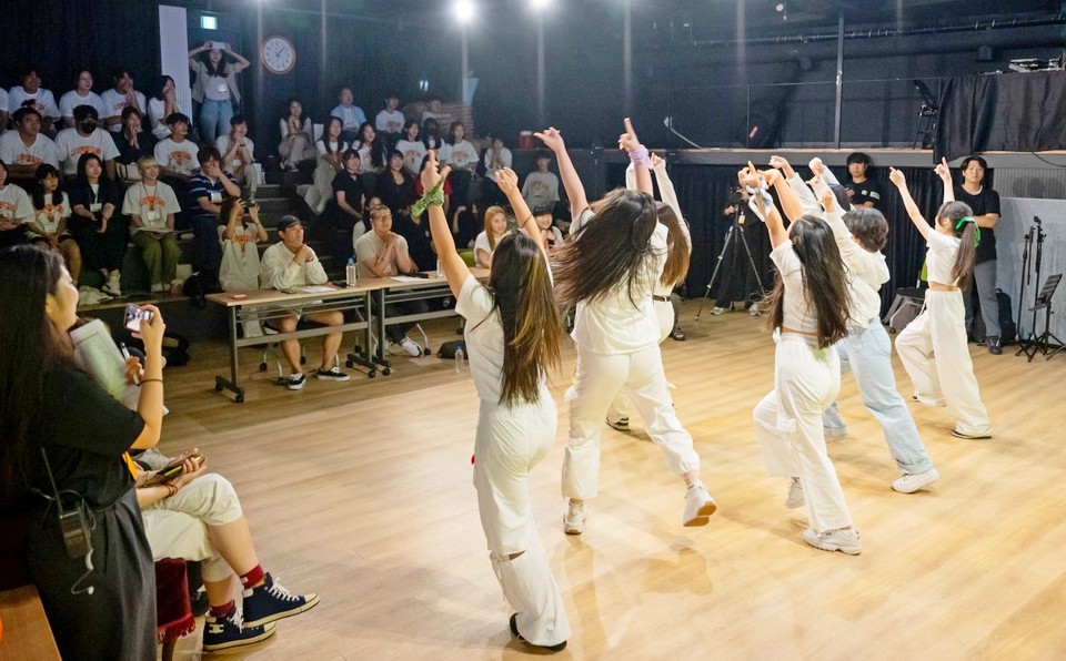 지난해 청소년 문화동아리 음악 부문에 참여한 청소년이 창작 춤을 선보이고 있다. [사진=CJ나눔재단]