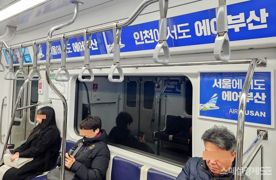 ﻿에어부산이 서울지하철에서 홍보를 진행하고 있다. [사진=스페셜경제]