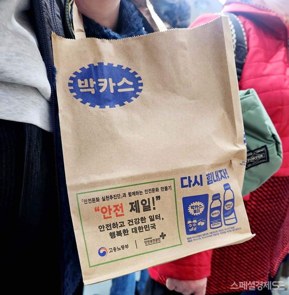 지하철 승객이 동아제약이 만든 친환경 봉투를 들고 있다. [사진=스페셜경제]