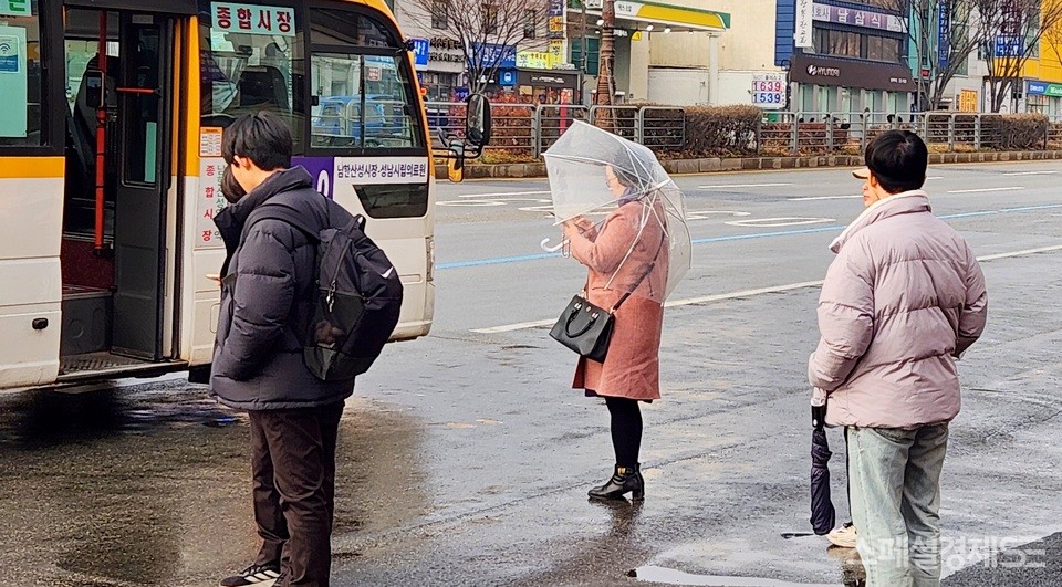 수도권 도시 전날 퇴근길. 오듯 만듯한 비로 우산을 쓴 시민도, 우산을 쓰지 않은 시민도 보인다. [사진=정수남 기자]