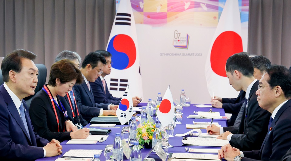 지난해 5월 주요 7개국(G7) 정상회의 참관국 자격으로 일본을 방문한 윤석열(왼쪽 첫번째) 대통령이 기시다 후미오(오른쪽 첫번째) 일본 총리와 회담하고 있다. [사진=뉴시스]