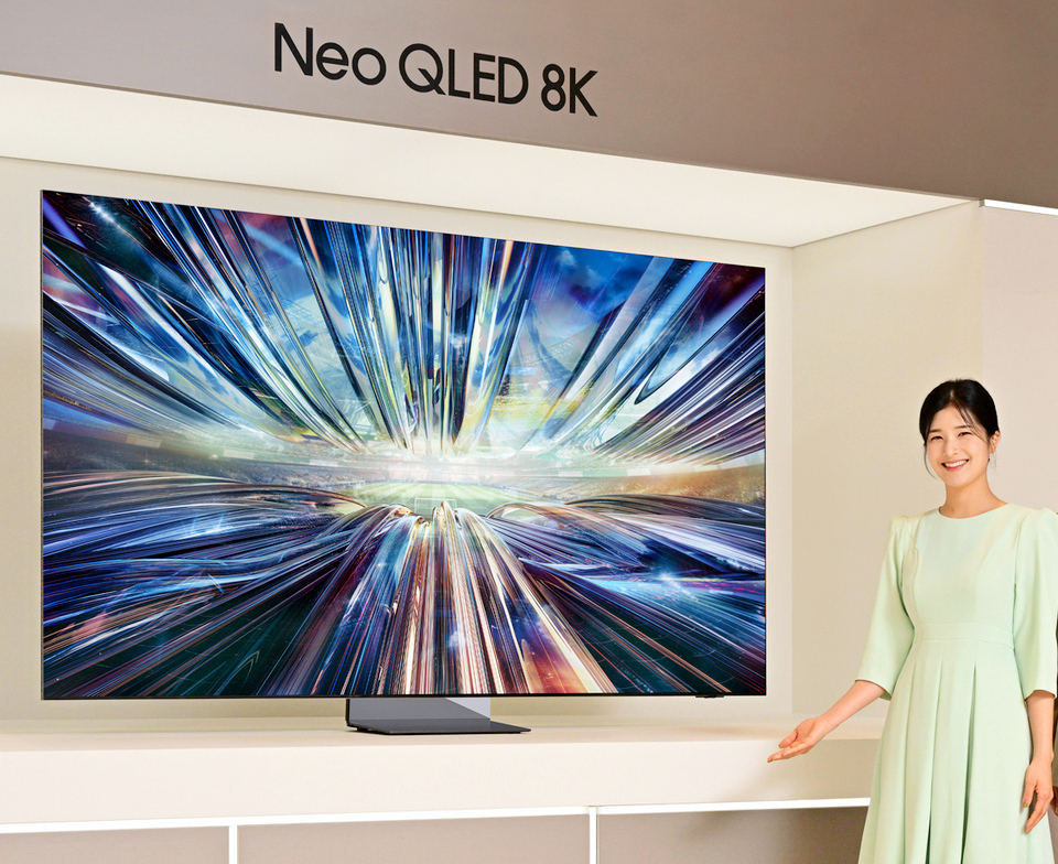 삼성전자가 고성능 3세대 AI 8K 프로세서를 탑재한 신형 Neo QLED 8K TV 등을 15일 출시하고, 세계 TV 시장에서 독주 체제를 구축한다. [사진=삼성전자]