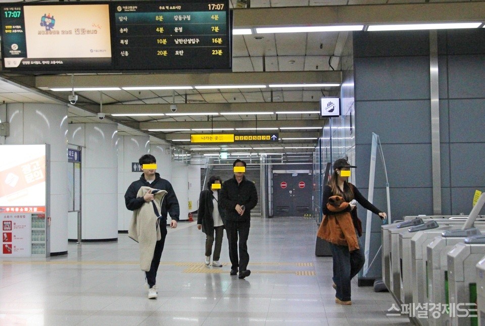 다만, 이날 서울 낮 기온이 12℃로 포근했다. 서울지하철이 객차에 냉방기를 가동한 이유다, 아울러 많은 시민이 옷을 가볍게 입거나, 외투를 벗었다.  [영상/사진=정수남 기자]