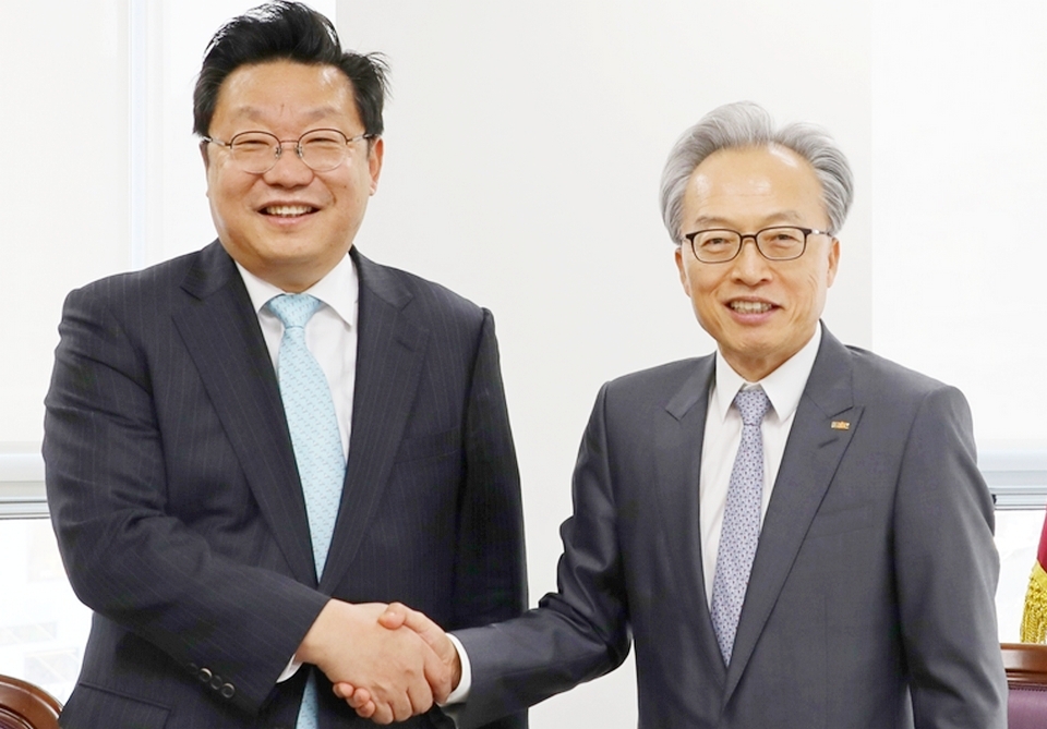 (오른쪽부터)최진식 한국중견기업연합회 회장이 주형환 저출산고령사회위원회 부위원장을 최근 만났다. [사진=중견련]