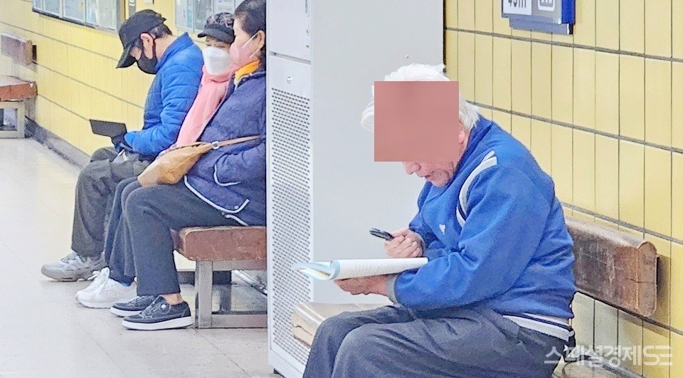 80대 노인이 스마트 전화기 대신 책을 들고 중국어 공부에 열심이다. [사진= 정수남 기자]