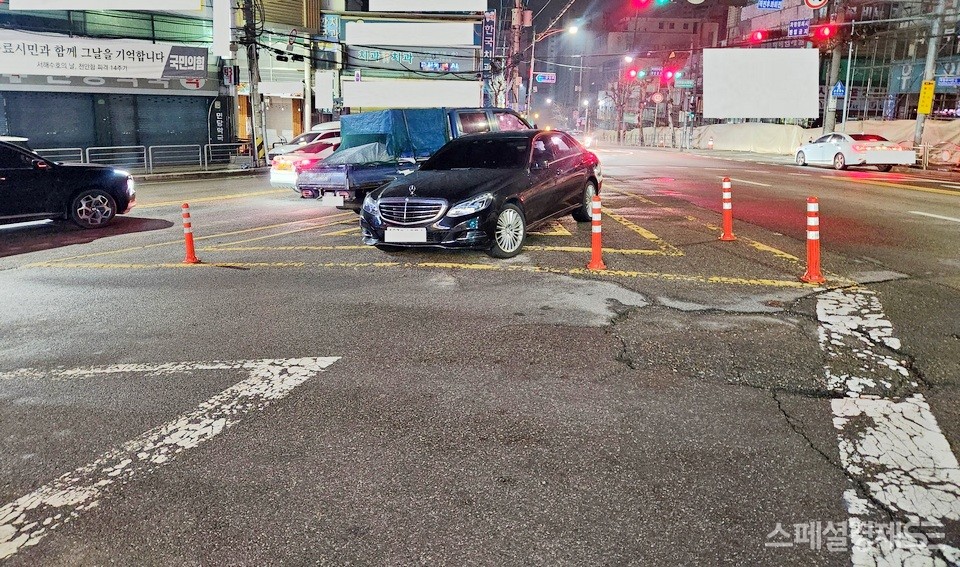 수도권 한 도시 삼거리 안전지대에 벤츠 차량이 밤새 주차했다. [사진=정수남 기자]