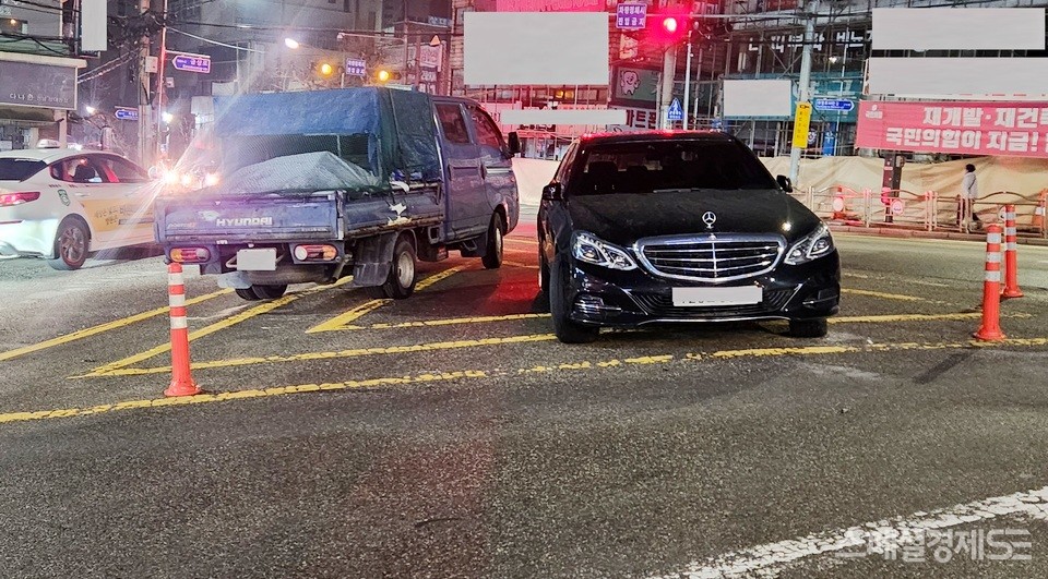 수도권 한 도시 삼거리 안전지대에 벤츠 차량이 밤새 주차했다. [사진=정수남 기자]