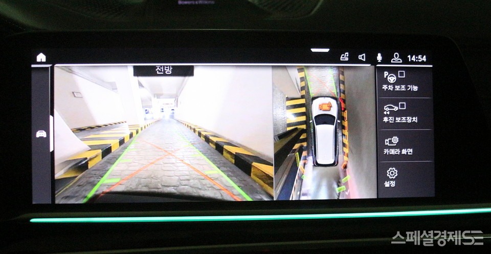 X7은 디지털화로 운전 편의성을 극대화했다. 차제에 있는 카메라가 차량 주변 상황을 15인치 모니터에 모두 투영한다. [사진=정수남 기자]
