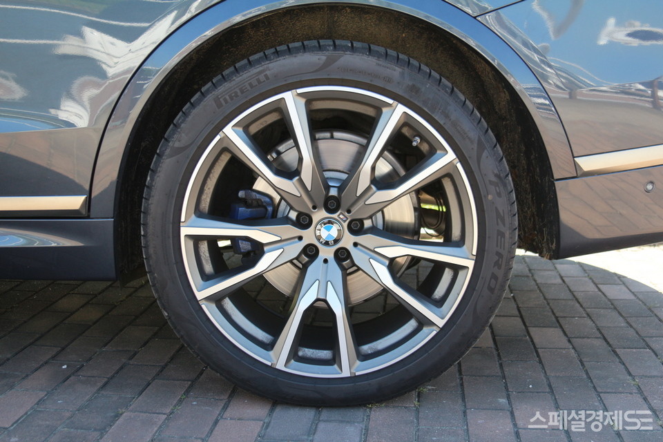 X7의 앞바퀴와 뒷바퀴 크기가 다르다. F1 머신 구조로 강력한 주행  성능을 뒷받침한다.