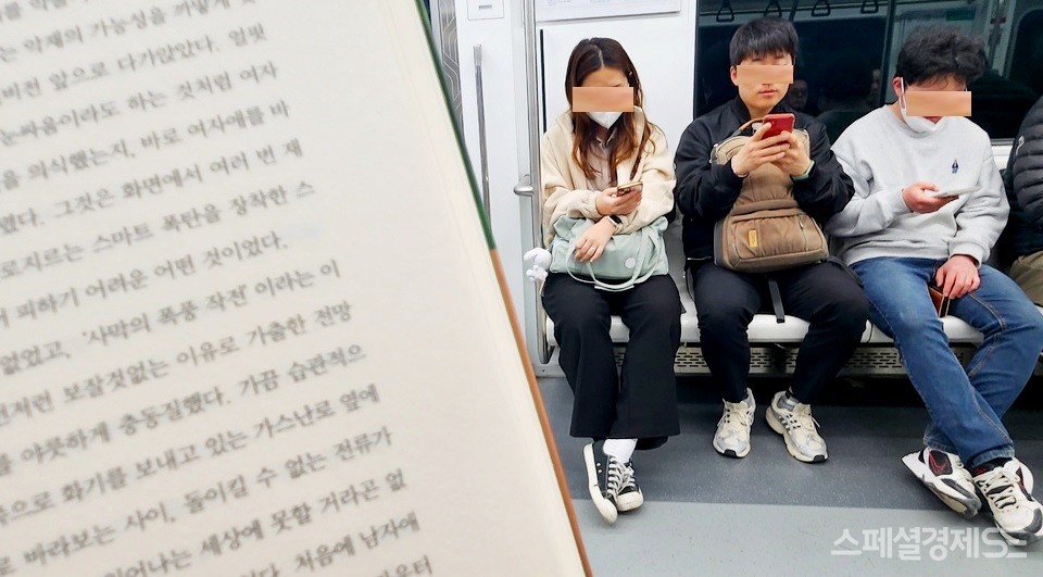 ﻿대부분 승객이 역에서나 객차 안에서나, 앉으면 바로 스마트전화기에 빠진다. 두번째 사진은 책을 읽는 승객 뒤에서 잡았다. [사진= 정수남 기자]