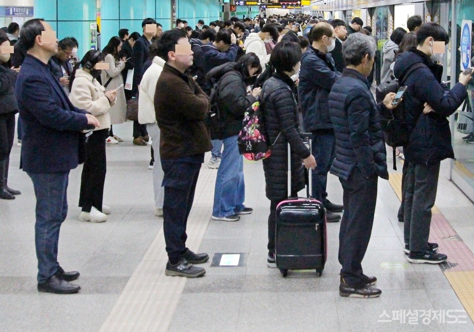 열차를 기다리면서 스마트전화기 이용은 필수다. [사진= 정수남 기자]