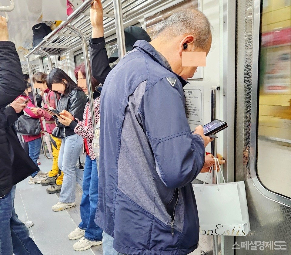 대부분 승객이 열차를 타고도 스마트전화기 삼매경이다. [사진= 정수남 기자]
