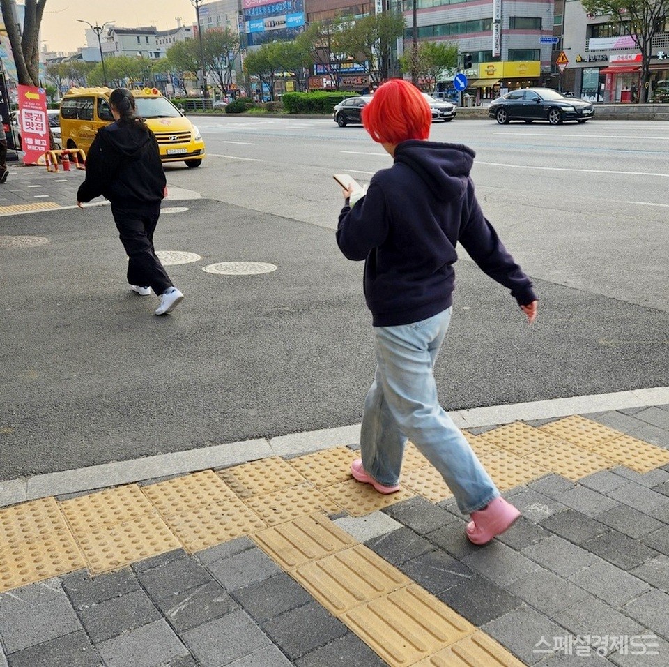 걸으면서도 마찬가지다. 스마트 전화기에 골몰한다. [사진= 정수남 기자] 