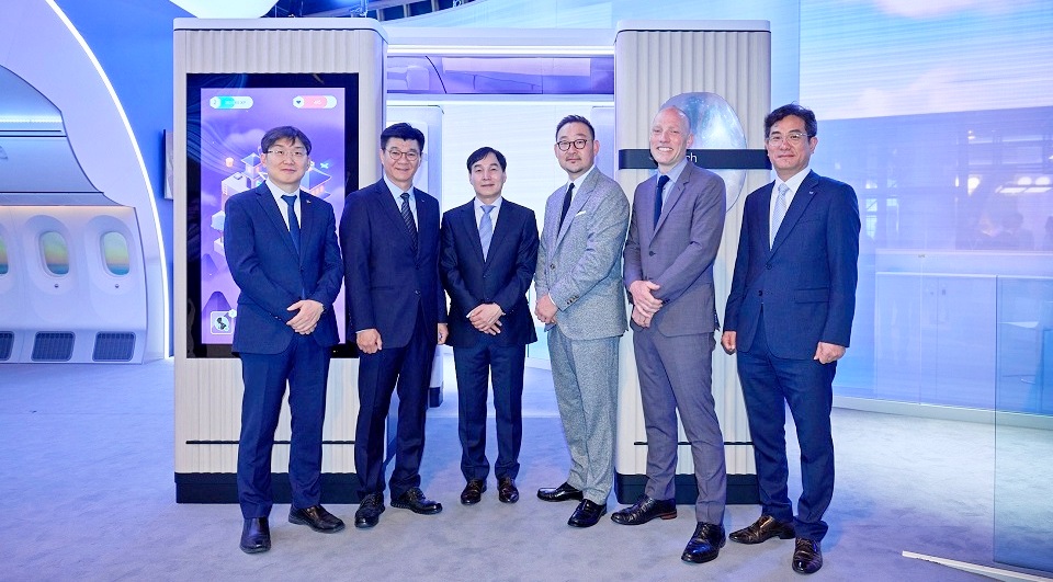 (왼쪽부터)남시욱 보잉한국기술연구센터 R&D 부문장, 김정열 LIG넥스원 항공연구소장, 임주수 LG디스플레이 사업개발실장, 마이클 손 보잉 앙코어 인테리어스 부사장, 톰 이튼 보잉 디자인 톰 부문장, 이주영 LIG넥스원 항공드론사업팀장 등이 보잉의 전시 공간에서 기념사진을 찍고 있다. [사진=보잉]
