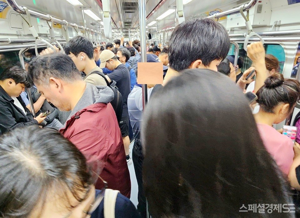 성남 모란에서 5시 30분에 출발하는 지하철 8호선 암사행 첫 열차다. 장지역에서 자전거와 전동킥보드를 갖고 각각 60대와 50대 남성이 탑승했다, 지하철 첫차가 만원이다. 게다가 1～8호선의 경우 평일 일반 자전거를 가지고 이용할수 없다. 접이식 자전거만 가능하다. [사진=정수남 기자]