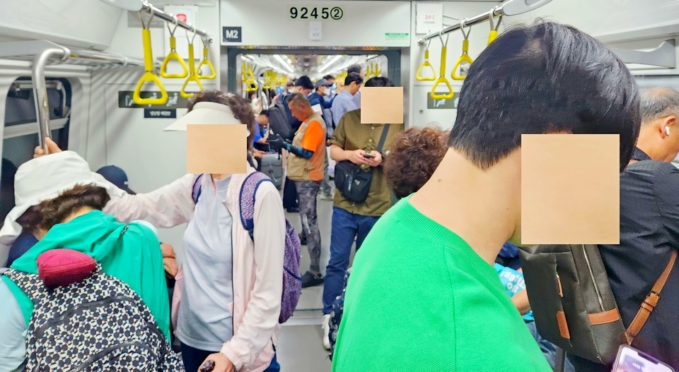 민자인 9호선도 별반 다르지 않다. 70대 남성이 고속터미널 역애서 대형 꽃상자를 가지고 탑승했다. 서울지하철의 경우 화물이 나이라 여객이다. 김포공항행 첫 급행인 이 열차 역시 만원이다. [사진=정수남 기자]