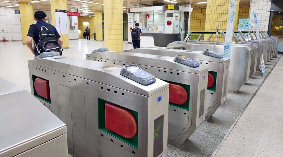 일자리 소개 사이트 사람인에 따르면 서울교통공사 직원의 평균 연봉이 8055만원이다. 모두 이들 직원의 직무유기 때문에 이들 승객이 탑승해 다른 승객에게 큰 불편을 준다. 통상 역무원이 개찰구 옆에 자리하고, 역무원이 CCTV를 통해 역사 안을 항상 살핀다. [사진=정수남 기자]