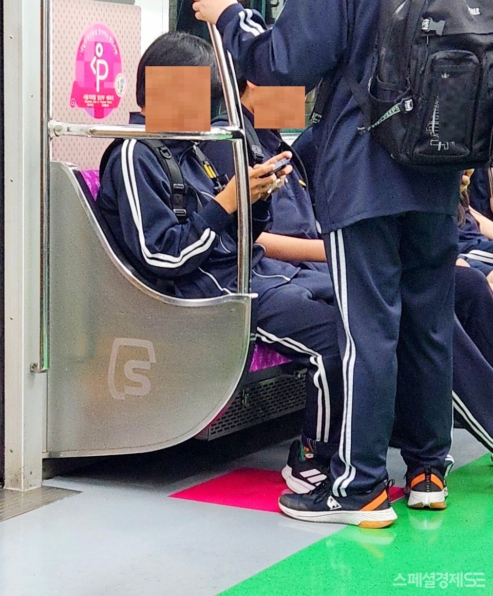 모란행 8호선 열차다. 현장학습을 다녀오는지 중학생으로 보이는 남학생이 임산부 보호석에 앉았다. [사진=정수남 기자]