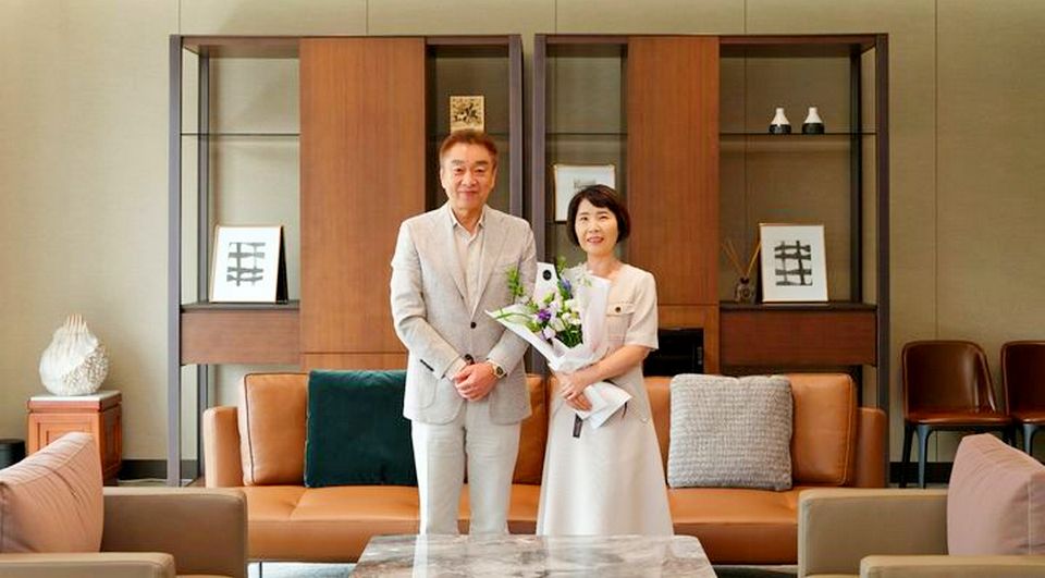 (왼쪽부터)이영열 아워홈 부회장과 이정선 씨(반효진 선수 모친)가 기념사진을 찍고 있다. [사진=아워홈]