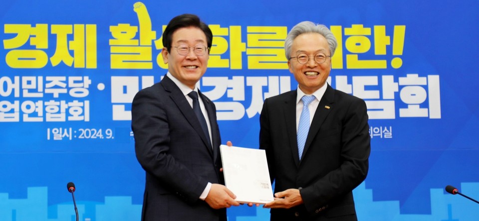 최진식 회장이 10개 분야 70대 과제로 이뤄진 입법 과제를 이재명 대표에게 전달했다. [사진=중견련]