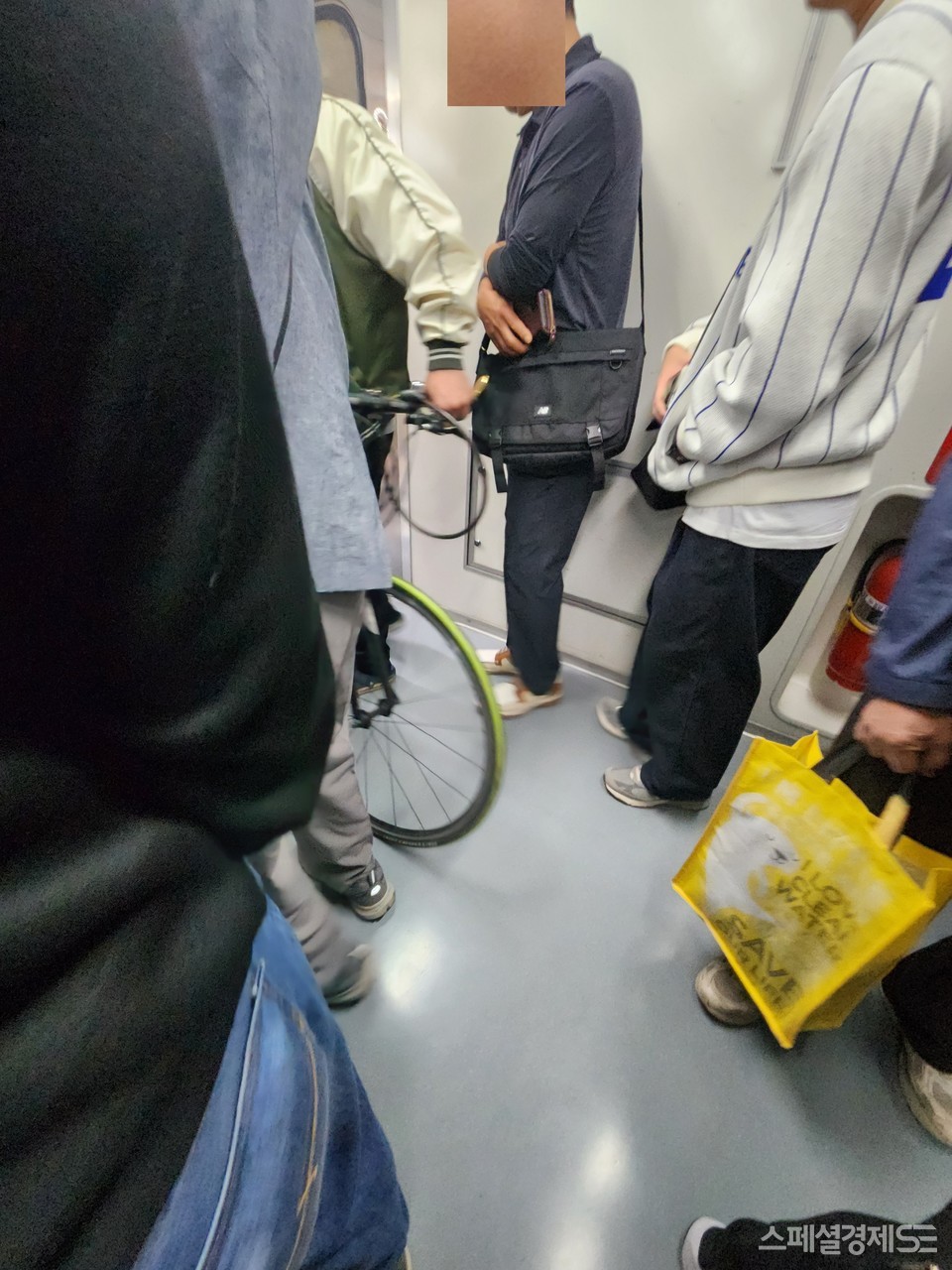 서울지하철 8호선 모란역에서 05시 30분에 출발하는 별내행 첫 열차다. (위부터) 객차가 만원이다. 40대 남성이 자전거를 휴대하고 장지역에서 타고, 2정거장 지난 가락시장역에서 내리고 있다. 다른 승객이 불편하다고 입을 모았다. [사진=정수남 기자]