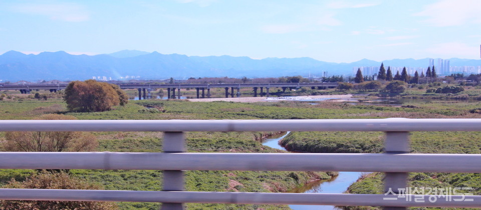 올해 임무를 마친 만경강이 물을 뺐다. [사진=정수남 기자] 