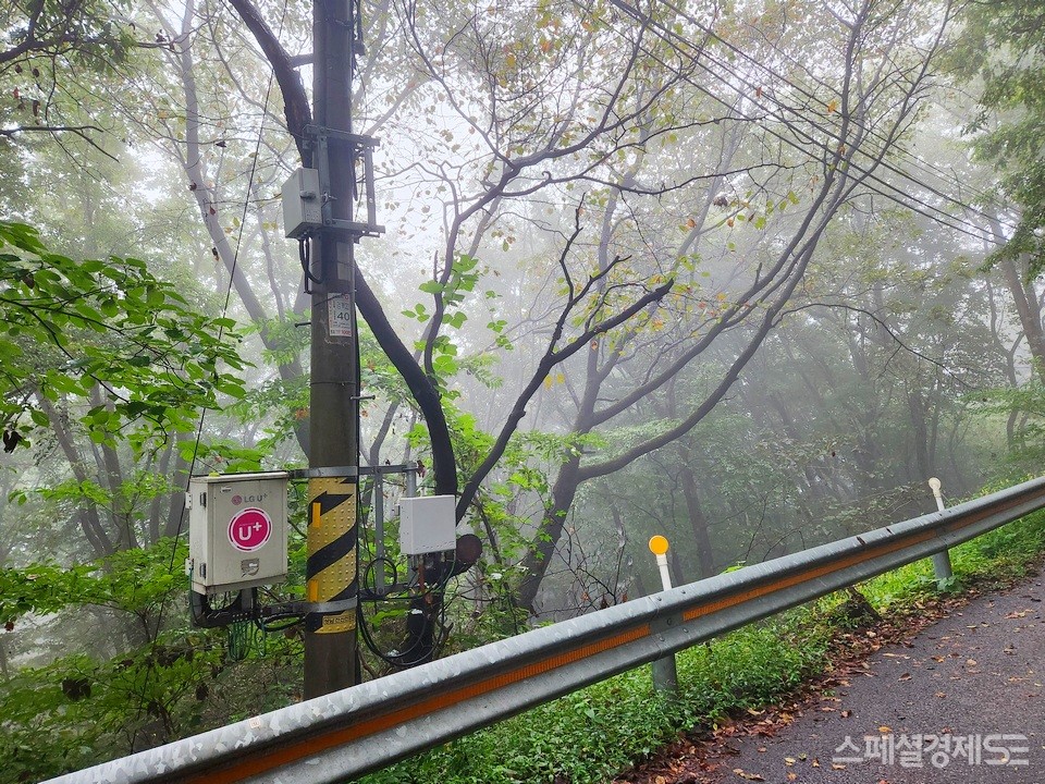 LG유플러스가 등산로 곳곳에 중계기를 설치하고 고객의 원활한 휴대전화 사용을 돕는다. 이곳 인근에는 군부대가 있어, 이 같은 통화품질 보장이 국가 안보와도 직결한다는 게 업계 일각의 풀이다. [사진=정수남 기자]