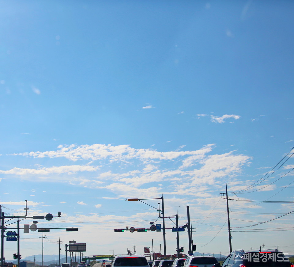 전북 익산에서 김제로 가는 국도에서 지난 주말 잡은 하늘이다. 조리개를 11 이상으로 해 태양 빛이 사방으로 퍼진다. [사진=정수남 기자]
