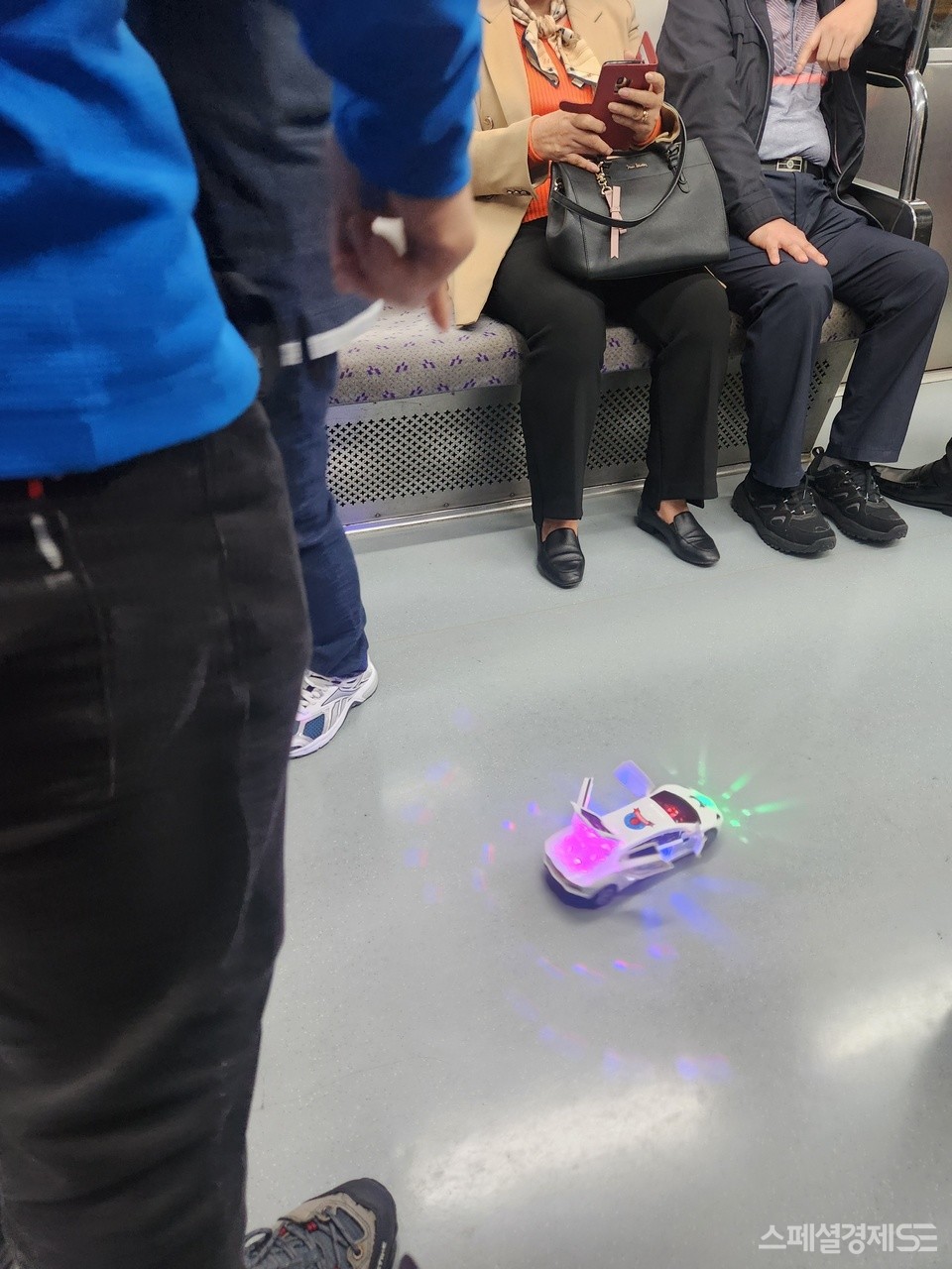 경기침체 장기화로 최근 서울지하철에 잡상이 성행하고 있다. 이 같은 잡상인 2008년 세계 금융위기 직후 우후죽순처럼 나타났다, 사라졌다. 현재 서울지하철 객차에는 안전 등을 위해 감시카메라가 있고, 지하철 보안관이 돌아다닌다. 이 역시 직무 유기다. [사진=정수남 기자] 