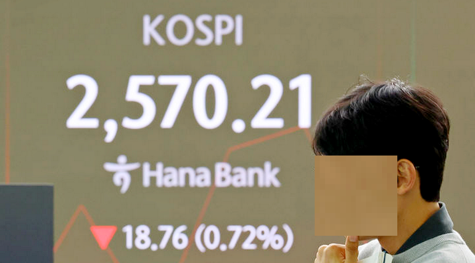 5일 서울 중구 하나은행 딜링룸 모습. [사진=뉴시스]