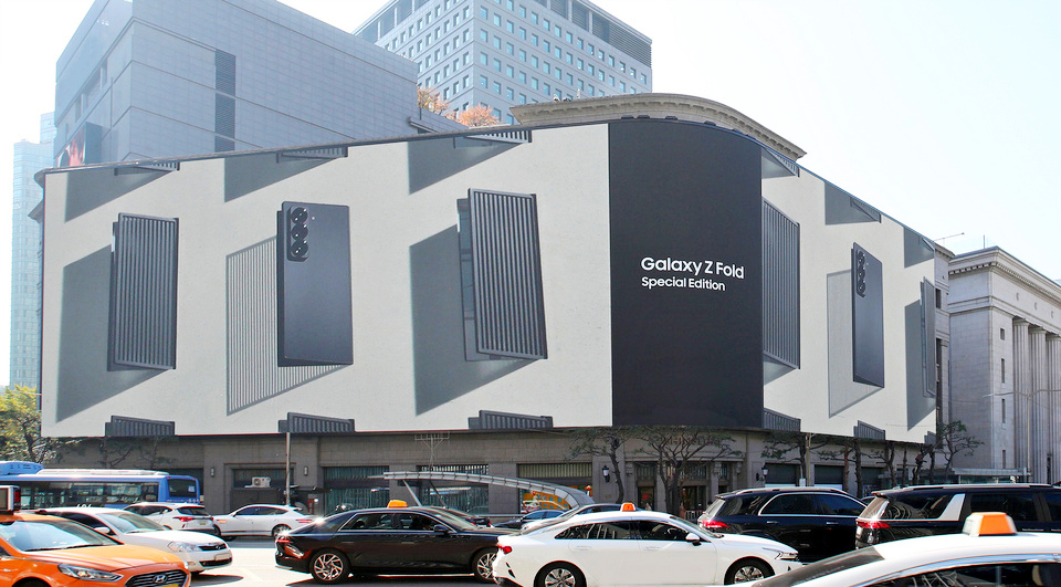삼성전자가 신세계백화점 서울 중구 본점 외벽을 통해 갤럭시 Z 폴드 특별판을 알린다. [사진=삼성전자]