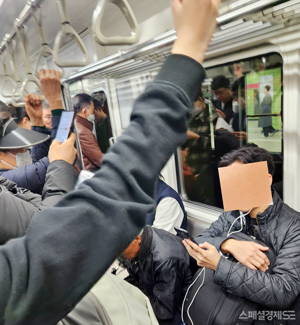 이 사진으로는 승객이 모두 스마트 전화기를 이용하는 모습이다. [사진=정수남 기자]