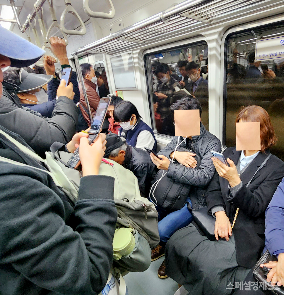 다만, 가까이서 보자 왼쪽 20대 여성이 사용하는 휴대폰이 2G다. 인터넷이 되는 것을 고려하면 알뜰요금제를 사용하는 고객이다. [사진=정수남 기자]