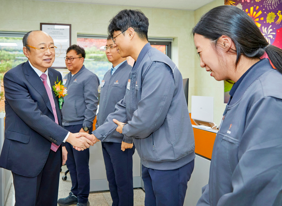 김승연(왼쪽 첫번째) 한화그룹 회장이 한화 보은사업장 임직원을 격려하고 있다. [사진=한화]