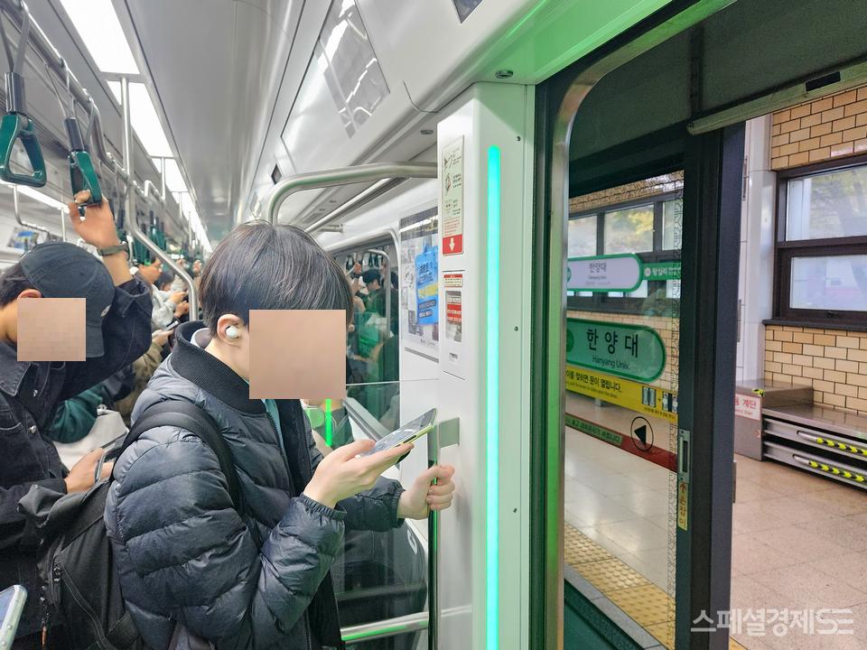 실제 15일 16시 51분경  2호선 내선 순환선이 한양대 역에서 멈췄다. 당시 기관사가 “정지신호로 정차한다”고 말했다. 이어 기관사가 “앞선 내선 열차가 출입문 고장으로 멈춰있다”고 이실직고 했다. 해당 열차가 한양대역에서 3분간 정차했다. [사진=정수남 기자]