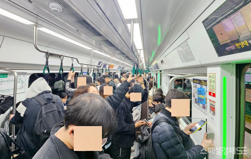 해당 열차가 만원이다. 개인으로는고작 5분이지만, 이들 승객의 시간을 모두 합하면 이야기가 달라진다. [사진=정수남 기자]